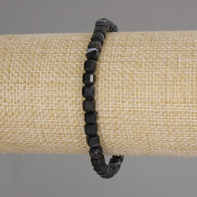 Náramek z achátu, broušené kubické korálky, průměr 5×5 mm, délka 18 cm, elastický