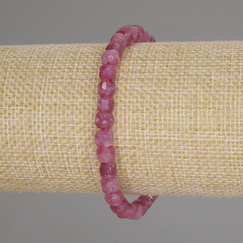 Náramek z turmalínu ve tvaru brusovaných čtverců, průměr cca 5×5 mm, délka cca 18 cm, pružný