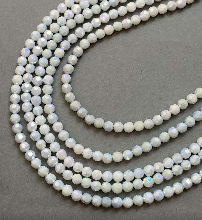 Korálky Český křišťál modrovícebarevné s benzínovým nástřikem na niti, brusované kuličky, průměr 6 mm, délka 38 cm