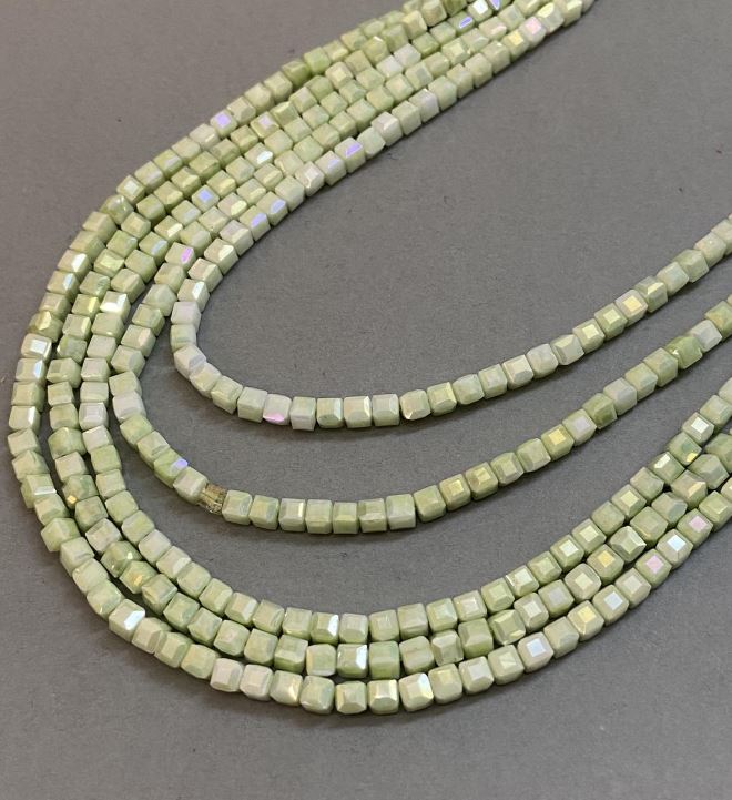 Korálky z českého křišťálu, zelené s benzínovým nástřikem, broušené kubické, průměr 4×4 mm, na niti, délka 38 cm ±