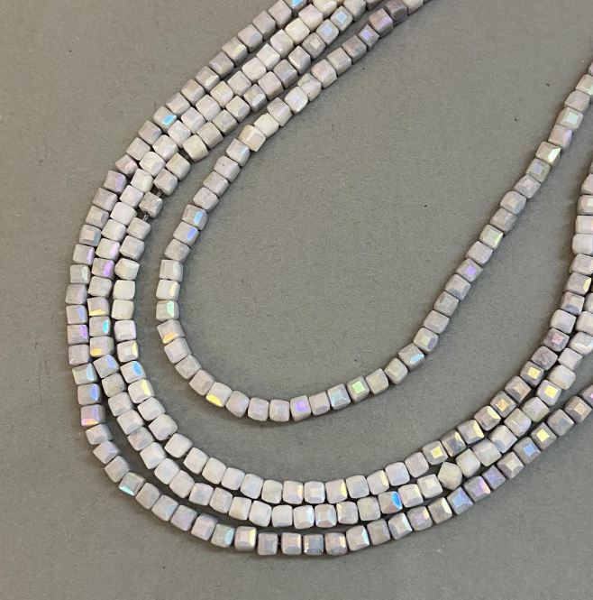 Korálky z českého křišťálu, šedé s benzínovým nástřikem na niti, broušené kubické, průměr 4×4 mm, délka 38 cm