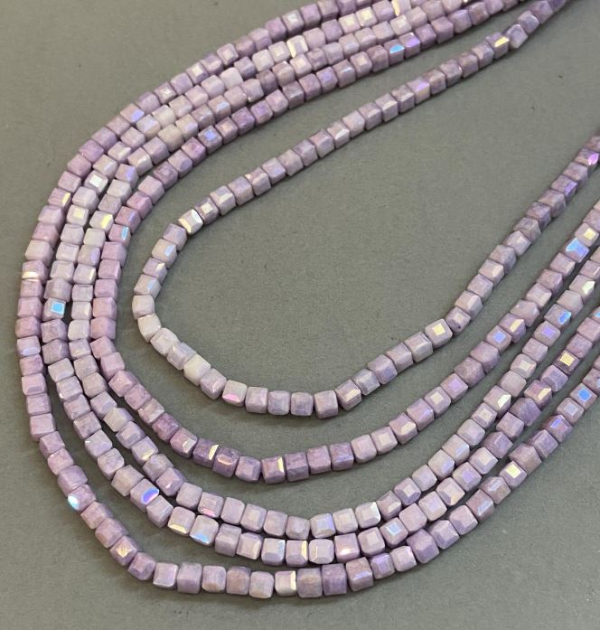 Намистини Чеський Кришталь фіолетовий з напиленням бензин на нитці гранований кубик, діаметр 4х4мм + -, довжина 38см +