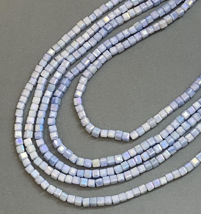 Korálky Český křišťál modré s benzínovým nástřikem na niti, brusované kostky, průměr 4×4 mm, délka 38 cm +