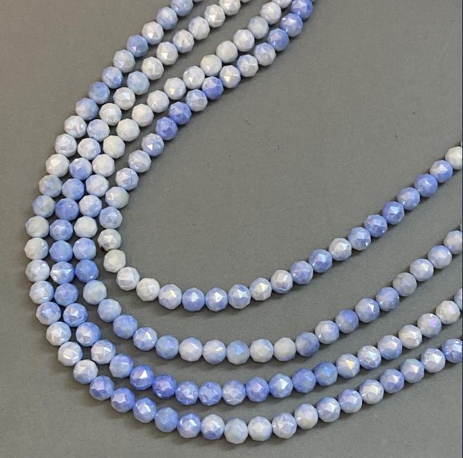 Korálky českého křišťálu světle modré vícebarevné na niti, brusované kuličky, průměr 8 mm, délka 38 cm