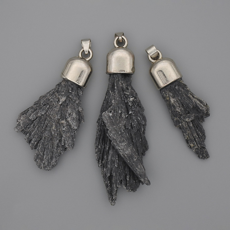 Přívěšek z kyanitu 50–67×16–35 mm ±, délka 55–75 mm ±, různé velikosti (po 1 kus)