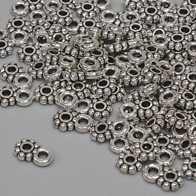 Přívěsek ve stříbrné barvě kovu, průměr 7×4,5 mm, ± otvor závěsku 1,5 mm, balení 84 ks