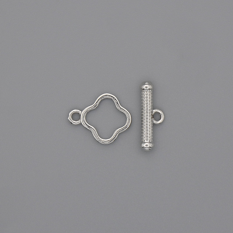 Zápínání toggle ve tvaru čtyřlístku, průměr 14×3 mm ±, průměr 10 mm ±, průměr otvoru 8 mm ±, stříbrná barva kovu