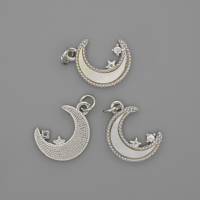 Přívěšek z perleti Měsíc 15×13 mm, ± bílá štrasová kamínka, délka 20 mm, stříbrný kov