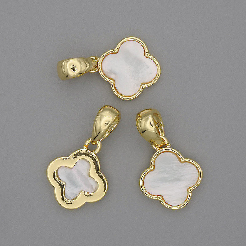 Přívěšek z perleti ve tvaru čtyřlístku 14×14 mm, délka 24 mm, zlatý kov