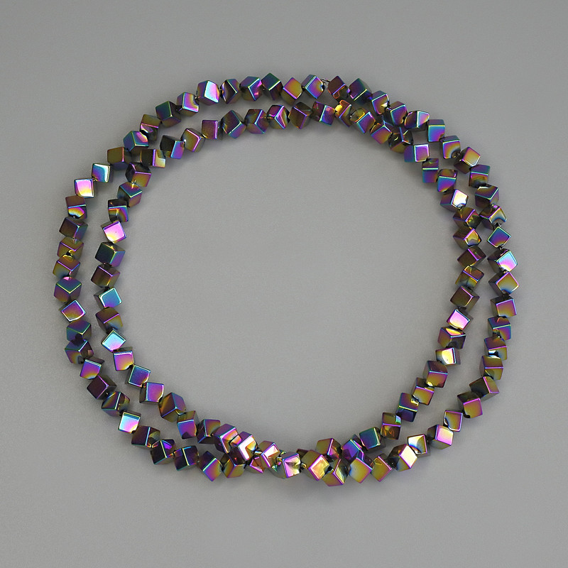 Duhově zbarvené hematitové kubické korálky 3×3 mm, s boční dírkou pro vlasec, délka 38 cm+