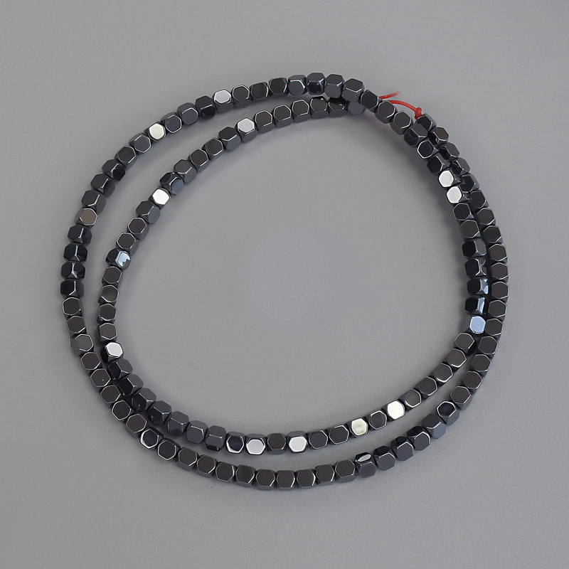 Hematitové korálky kostky 3×3 mm na niti, délka 40 cm+