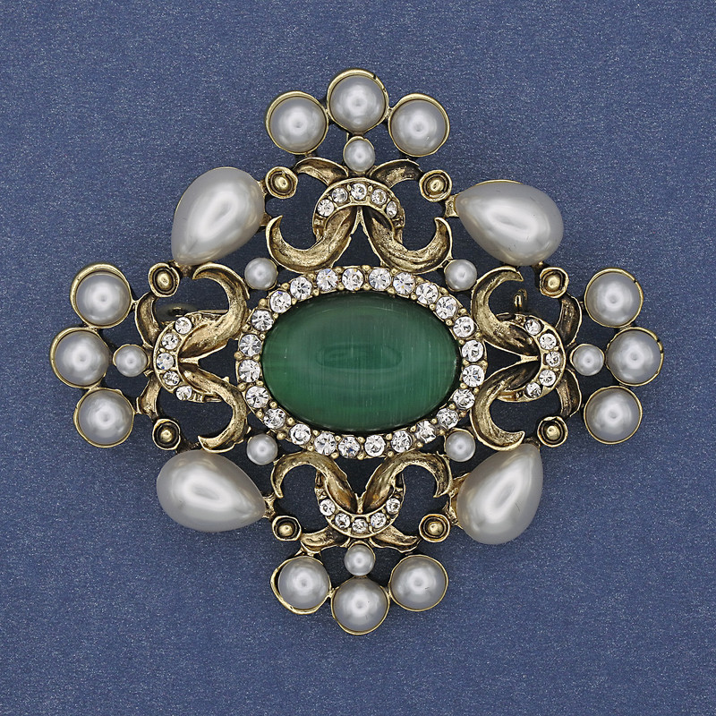 Brožka-přívěšek „Akcent perly kočičí oko“ – bílé štrasové kamínky, zlatistý kov, 53×58 mm