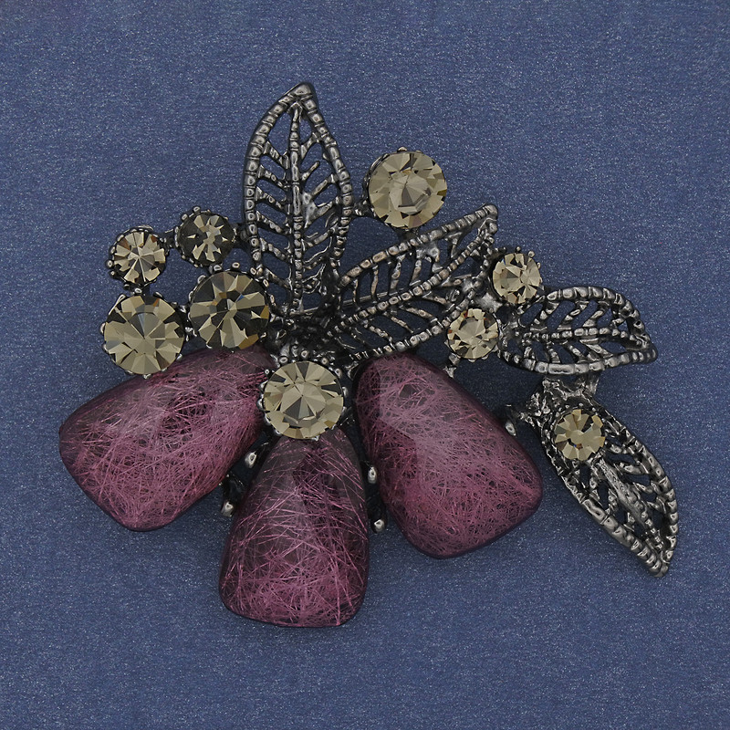 Brožka-přívěšek Akcent s růžovým akváriovým efektem, šedé štrasové kameny, stříbrný kov, 43×48 mm