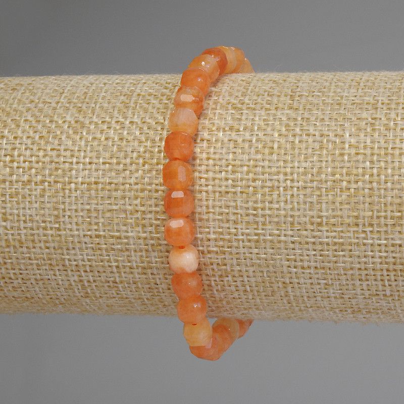 Náramek z nefritu Mashan, broušené kubíky, průměr 5×5 mm, délka 18 cm, na gumičce