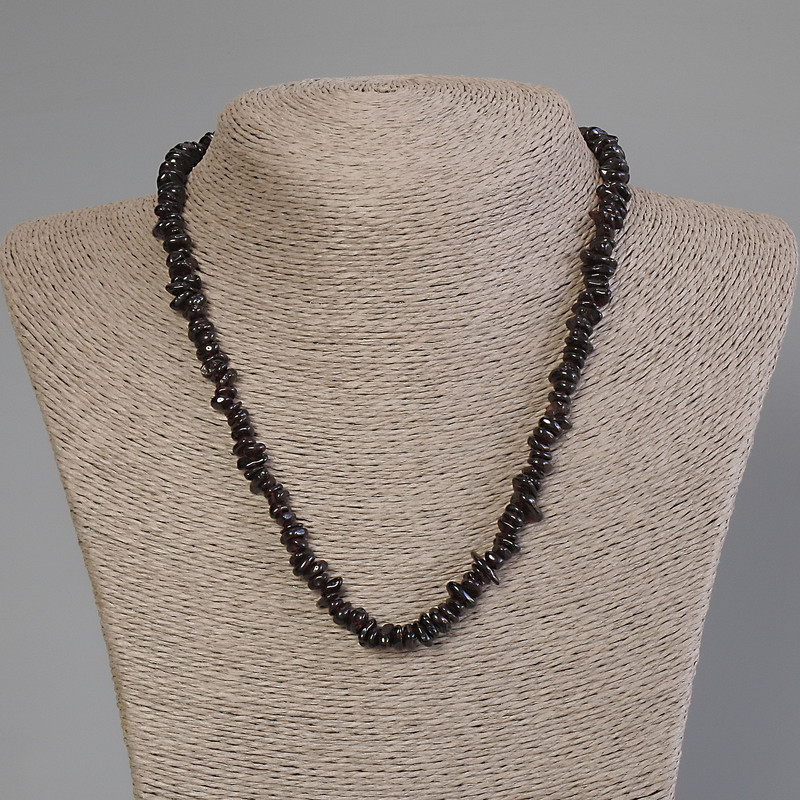 Náhrdelník z granátových zrn, průměr 6–9×2–4 mm, délka 50 cm ± se zapínáním