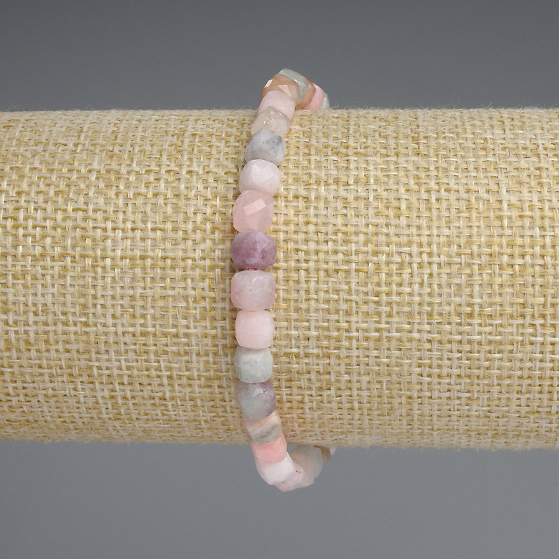 Náramek z jadeitu s brusovanými kostkami, průměr 5, 5×5, 5 mm ±, délka 18 cm ±, elastický