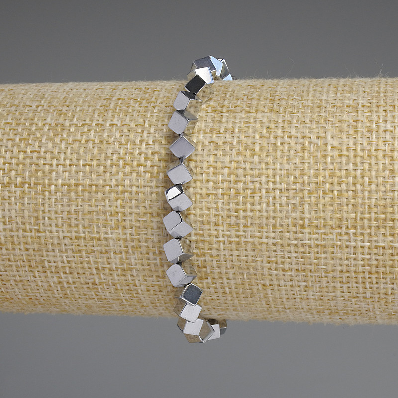 Náramek z hematitu – kostky s příčným otvorem, stříbrná, 4×4 mm, délka 18 cm, elastický