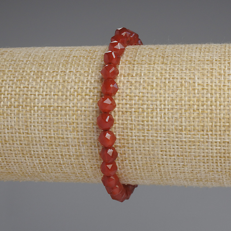 Náramek z karneolu s víceúhelníkovými brusy, průměr 6×6 mm, délka 18 cm, elastický