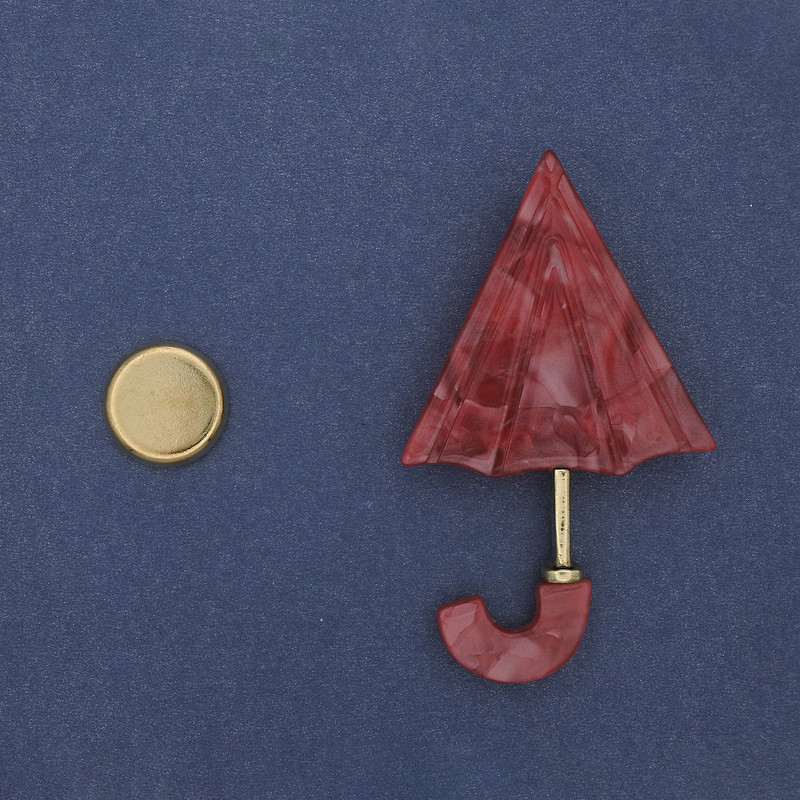 Brož na magnetu Deštníček z akrylu 63 × 36 mm ± zlatý kov