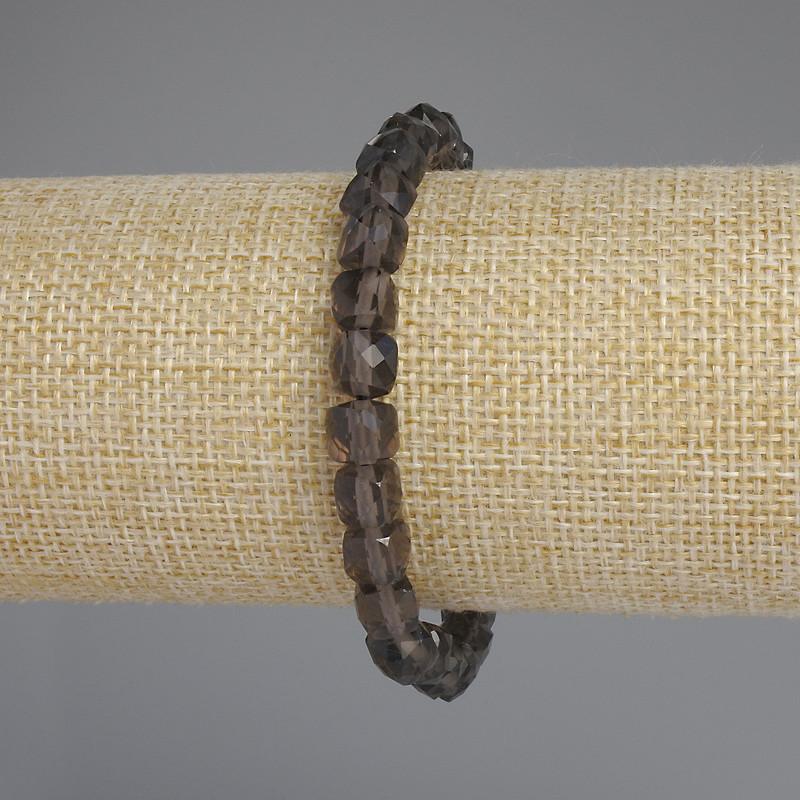 Náramek z kouřového topazu – broušené kubické korálky, průměr 7×7 mm, délka 18 cm +