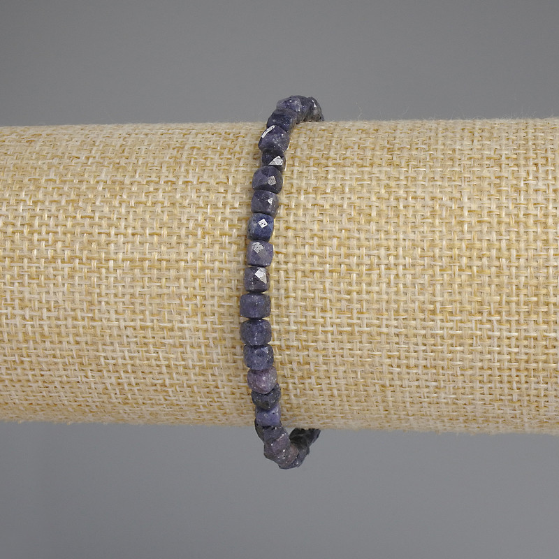 Náramek z kubických broušených safírů o rozměrech 4×4 mm, délka 18 cm