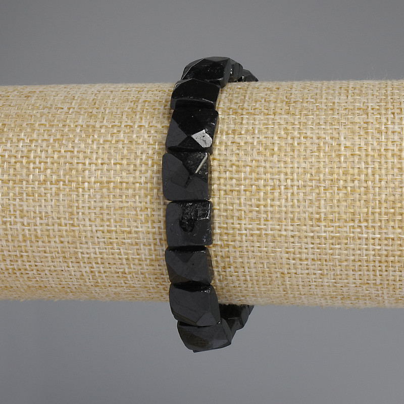 Náramek z broušeného turmalínu, čtvercový tvar, rozměr 10–11 × 10–11 mm, délka 18 cm