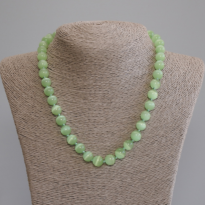 Náhrdelník z kočičího oka, hladká korálka o průměru 10 mm, délka cca 50 cm, s uzávěrem