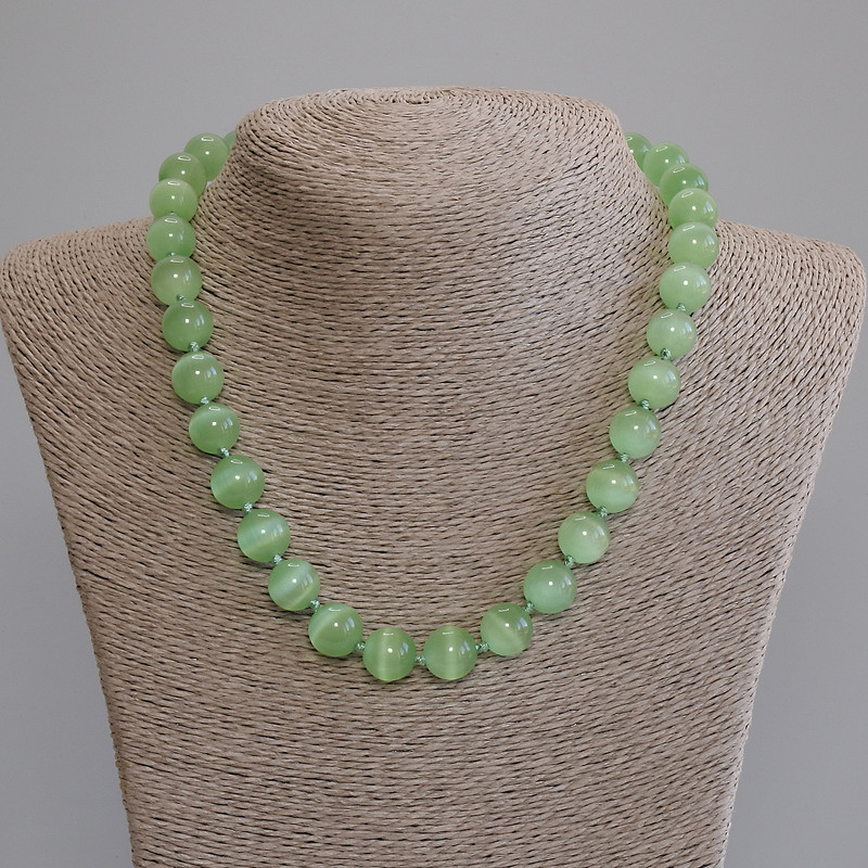 Náhrdelník z kočičího oka – hladké korálky, průměr 12 mm, délka 50 cm, se zapínáním