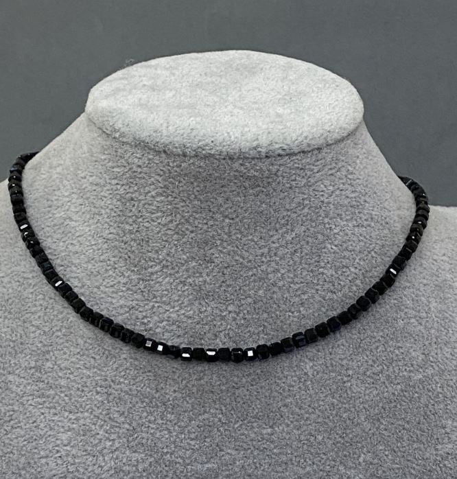 Choker z turmalínu, facettované kubické korálky 3 mm ±, délka 36 mm ±, prodlužovací řetízek +5 cm