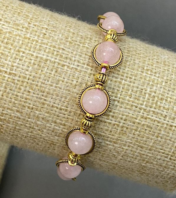 Náramek z růžového křemene – hladké kuličky 8,5 mm, s kovovými vložkami, délka 18 cm, elastický