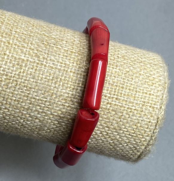 Náramek z korálu, broušený 17–19×7–9 mm, délka 18 mm ± elastický