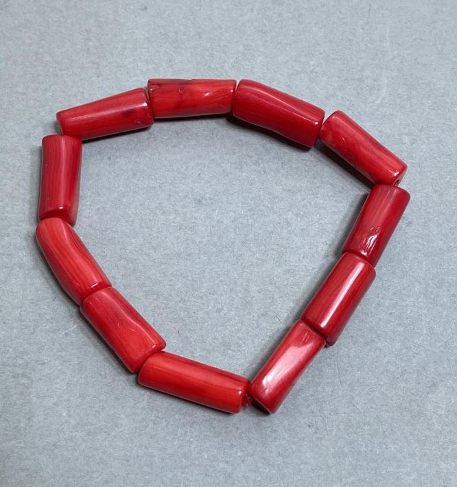 Náramek z korálu řezaný 18–22×9–12 mm, délka 18 mm, elastický