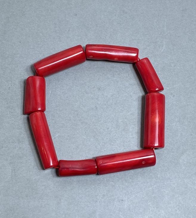 Náramek z korálu, broušené fragmenty 20–29×7–12 mm ±, délka 18 cm ±, na strečové bázi