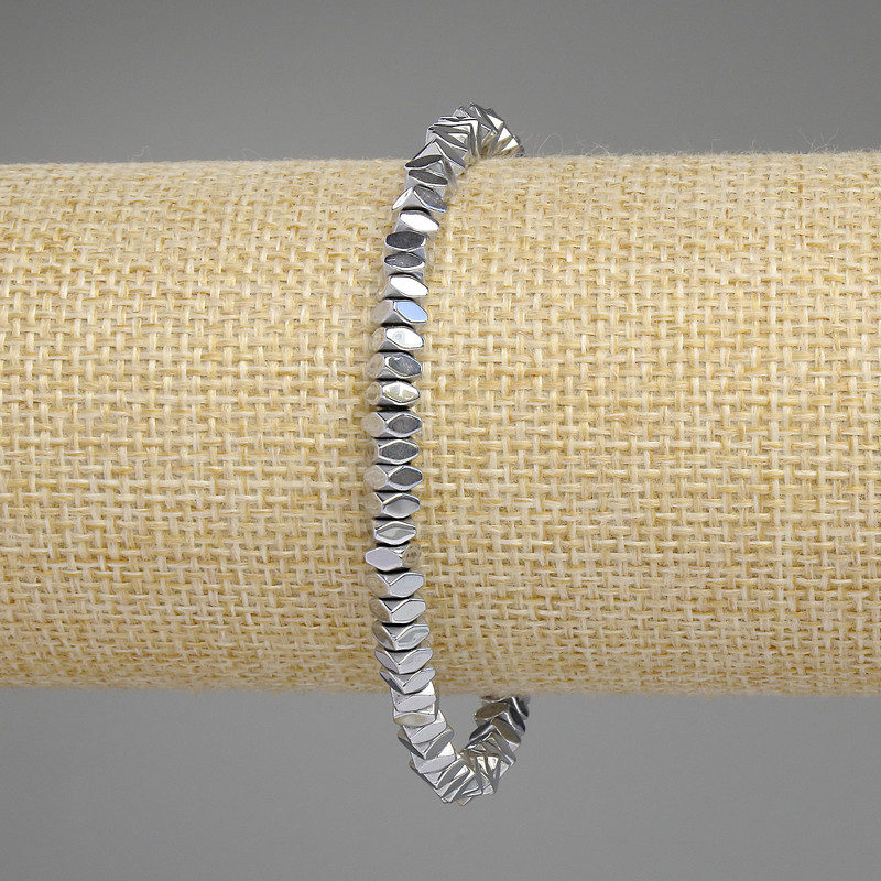 Náramek z hematitu, barva stříbrná, brusované čtvercové rondely 4×2 mm, délka cca 18 cm, elastické provedení