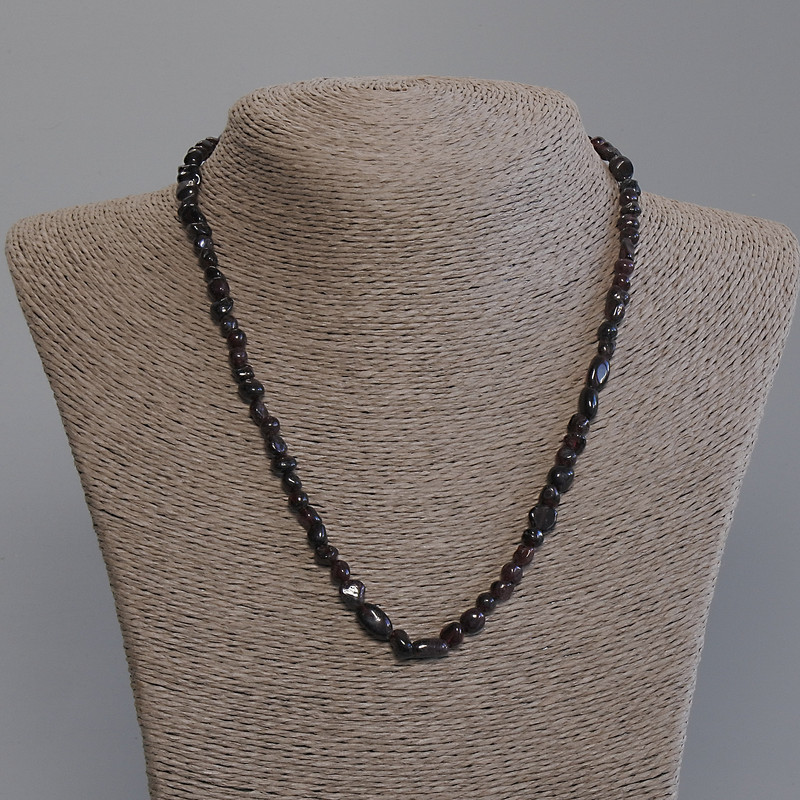 Náhrdelník z granátu, facetované korálky, průměr 5–7×5–7 mm, délka 45 mm ± s karabinkou