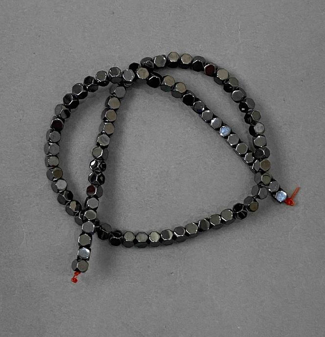 Hematitové korálky kostky 5×5 mm na niti, délka cca 40 cm+