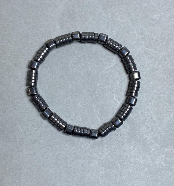 Náramek z hematitu, rondely 6×2 mm a kostky 6×6 mm, délka 18 cm, elastický
