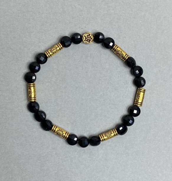 Náramek z turmalínu ve tvaru broušených mincí 6 mm ±, s kovovými vložkami, délka 18 cm, elastický