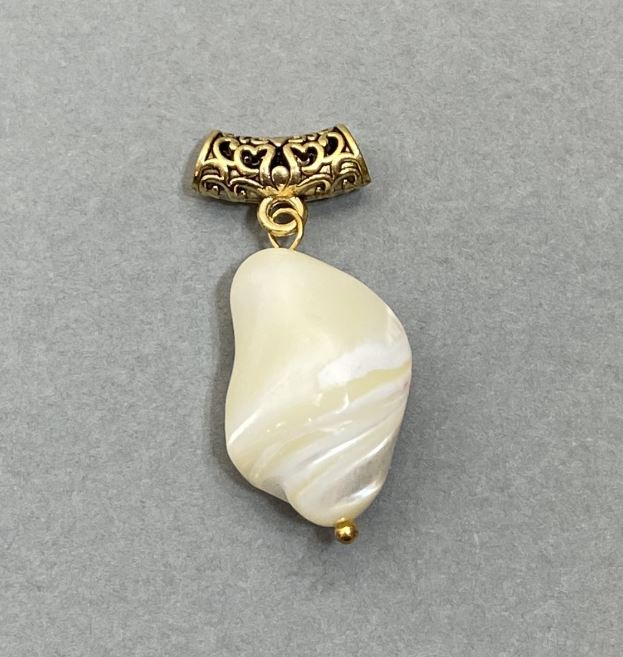 Přívěšek z perleti 14-18×12-13 mm +- (sortiment velikostí) s očkem pro řetízek