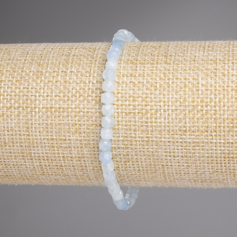 Náramek z akvamarínu broušené kubické korálky, průměr 4×4 mm, délka 18 cm, elastický