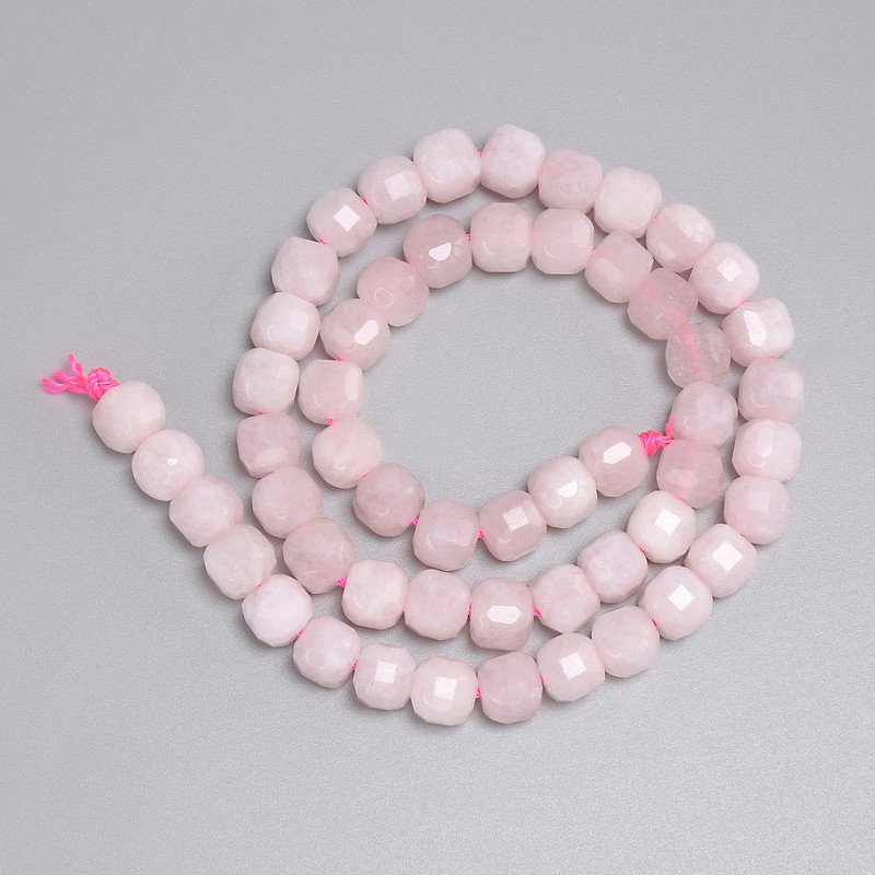 Korálky z růžového křemene ve tvaru kostek 7×7 mm, délka cca 37 cm, navlečené na niti