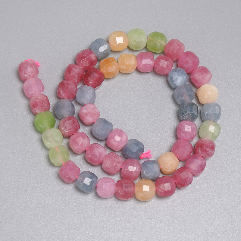 Turmalínové korálky, facetované kubíky 7×7 mm, délka 37 cm, na niti