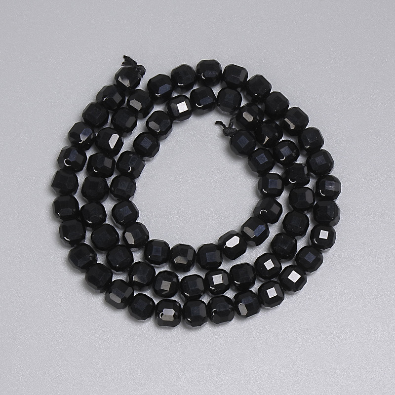 Korálky z černého turmalínu, brusované kubické kostky 5 × 5 × 5 mm, délka 38 cm ± na niti