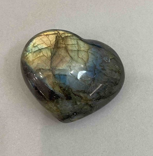 Labradoritový suvenýrový kámen ve tvaru srdce 72×60×37 mm ± hmotnost od 221 g