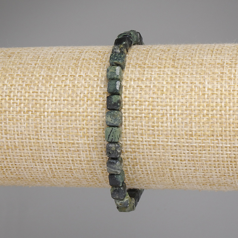 Náramek z oceánského jaspisu, fasetované kubíky, průměr cca 5 mm, délka 18 cm, elastický