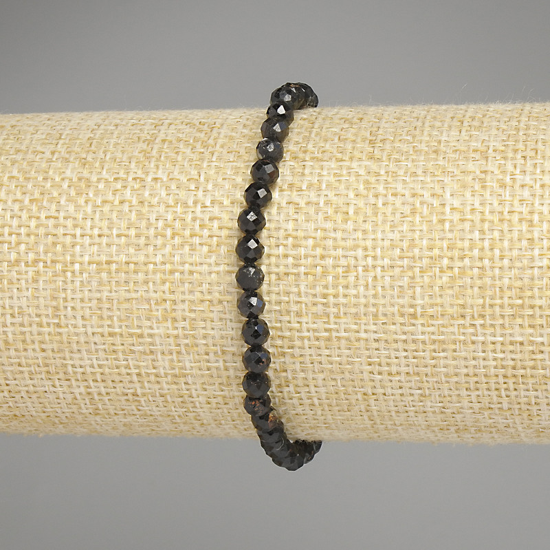 Náramek z turmalínu, facettované kuličky, průměr 4 mm ±, délka 18 cm ±, na pružné šňůrce