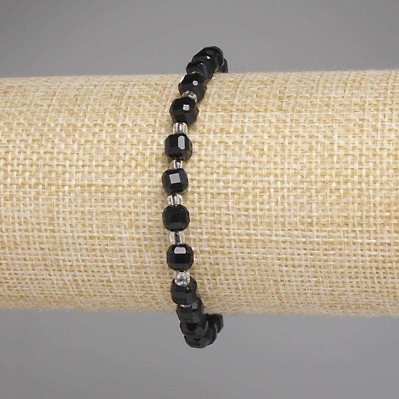 Náramek z turmalínu s broušenými kubíky, průměr 5×5 mm ±, rokajly 3 mm ±, délka 18 cm ±, elastický