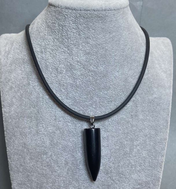 Sleva! Přívěšek z achátu – koule 42×12 mm (+-), na kaučukové šňůře, délka 60 cm + 5 cm prodlužovací řetízek