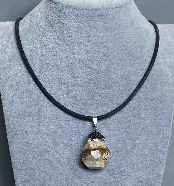 Přívěšek z jaspisu 40×22 mm (±) na gumové šňůře, délka 60 cm + 5 cm prodlužovací řetínek