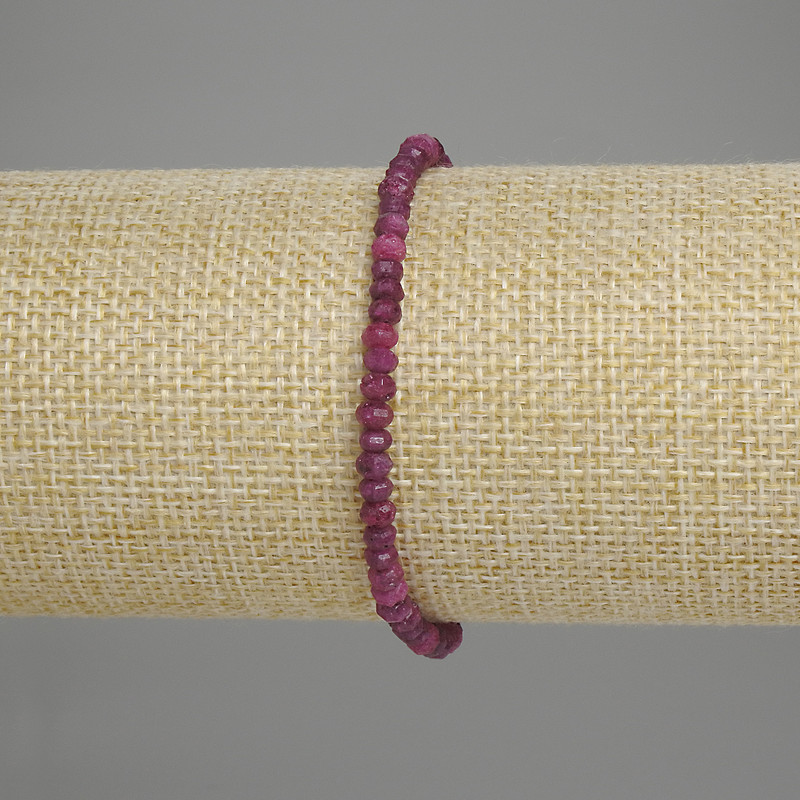 Náramek z broušených rubínových rondelů 4×3 mm, délka 18 cm